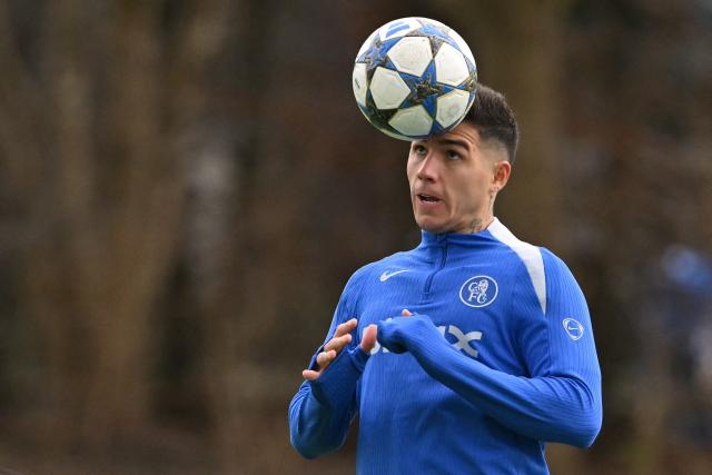 Chelsea's Argentinian midfielder #08 Enzo Fernandez takes part in a team training session at the Chelsea training ground in Cobham, west of London on December 8, 2025, on the eve of their UEFA Champions League league phase football match against Atalanta BC in Bergamo. (Photo by Glyn KIRK / AFP)