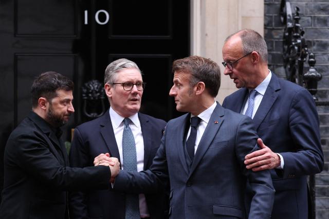 (L-R) Ukraine's President Volodymyr Zelensky, Britain's Prime Minister Keir Starmer, France's President Emmanuel Macron and Germany's Chancellor Friedrich Merz chat on the 10 Downing Street doorstep after a meeting in central London on December 8, 2025. (Photo by Adrian DENNIS / POOL / AFP)