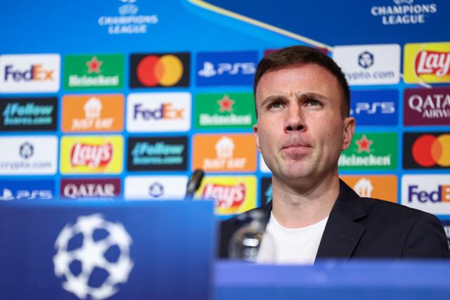 Frankfurt's German midfielder #27 Mario Goetze gives a press conference on the eve of the UEFA Champions League league phase day 6 football match between FC Barcelona and Eintracht Frankfurt at Camp Nou Stadium in Barcelona on December 8, 2025. (Photo by Josep LAGO / AFP)