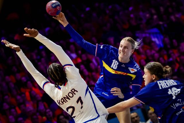 France's Orlane Kanor try to block a shot from Netherlands' Kelly Dulfer (C) during the group match between France and the Netherlands in the main round of the Women's World Handball Championship in Ahoy Rotterdam, on December 8, 2025. (Photo by Robin van Lonkhuijsen / ANP / AFP) / Netherlands OUT