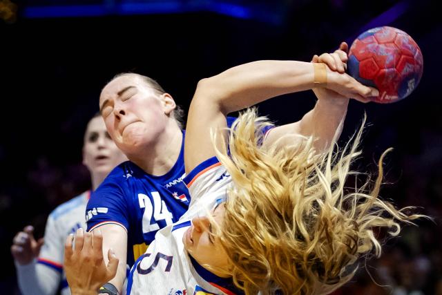 Netherlands' Romée Maarschalkerweerd (L) fights for the ball with France's Clarisse Mairot) during the group match between France and the Netherlands in the main round of the Women's World Handball Championship in Ahoy Rotterdam, on December 8, 2025. (Photo by Robin van Lonkhuijsen / ANP / AFP) / Netherlands OUT