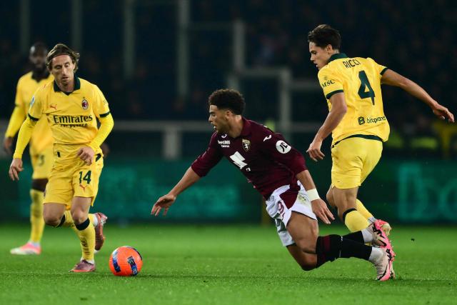 Torino's Scottish forward #19 Che Adams fights for the ball with AC Milan's Italian midfielder #04 Samuele Ricci during the Italian Serie A football match between Torino and AC Milan at the Allianz stadium in Turin, on December 8, 2025. (Photo by Marco BERTORELLO / AFP)