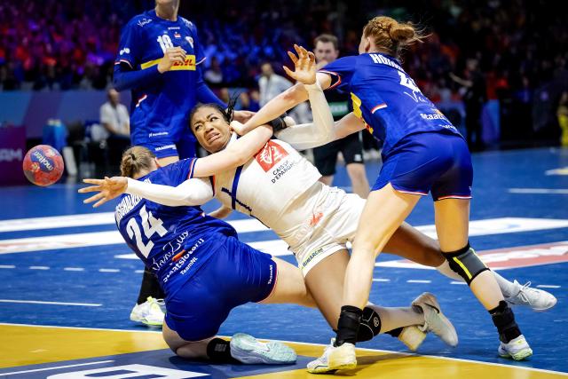 TOPSHOT - France's Pauletta Foppa (C) fights for the ball with Romée Maarschalkerweerd  (L) and Dione Housheer (R) during the group match between France and the Netherlands in the main round of the Women's World Handball Championship in Ahoy Rotterdam, on December 8, 2025. (Photo by Robin van Lonkhuijsen / ANP / AFP) / Netherlands OUT