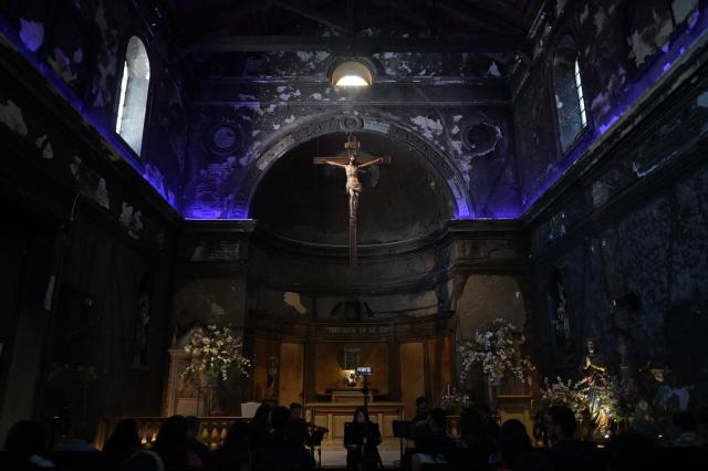 Musicians perform at Iglesia de la Veracruz (church of Vera Cruz) at Lastarria neigborhood, severely damaged by fire and vandalism during Chile's 2019 "Estallido Social" (Social Outburst) protests, in Santiago on December 8, 2025. Chile will choose its next president in a runoff on December 14, 2025, with far-right candidate Jose Antonio Kast as the clear favorite against leftist Jeannette Jara, after a campaign marked by fears over crime and irregular migrants. (Photo by Eitan ABRAMOVICH / AFP)