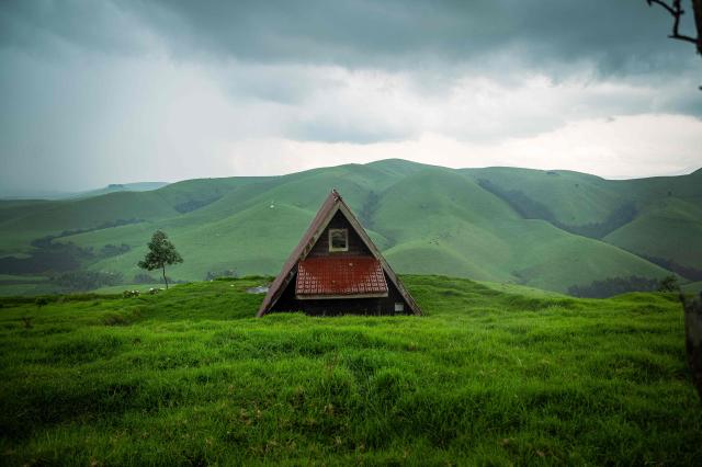 A general view of a former hotel in Ruvunda that was bombed by a Congolese army drone in December 2023 on the suspicion that was used as a position by the M23 rebel group, in Mushaki on November 12, 2025. Francois Mitterand Murekezi walked three hours to join a hundred or so hoe-wielding farmhands gathered at sunrise in the hope of finding work on a plantation in conflict-ridden eastern DR Congo.
In exchange for a hard day's labour on a local farm in Mushaki, where land squabbles have been a source of strife since the Democratic Republic of Congo gained independence from Belgium in 1960, the 61-year-old stood to earn 5,000 Congolese francs, or around $2.5. (Photo by Jospin Mwisha / AFP)