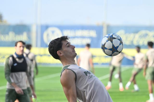 TOPSHOT - Villarreal's Spanish defender #23 Sergi Cardona attends a training session on the eve of the UEFA Champions League league phase day 6 football match between Villarreal CF and FC Copenhagen at the Ciudad Deportiva Villarreal training grounds in Vila-Real on December 9, 2025. (Photo by Jose JORDAN / AFP)