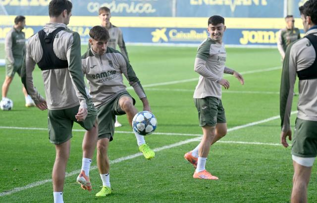 Villarreal's French forward #09 Georges Mikautadze attends a training session on the eve of the UEFA Champions League league phase day 6 football match between Villarreal CF and FC Copenhagen at the Ciudad Deportiva Villarreal training grounds in Vila-Real on December 9, 2025. (Photo by Jose JORDAN / AFP)