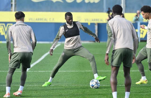 Villarreal's Ivorian forward #19 Nicolas Pepe attends a training session on the eve of the UEFA Champions League league phase day 6 football match between Villarreal CF and FC Copenhagen at the Ciudad Deportiva Villarreal training grounds in Vila-Real on December 9, 2025. (Photo by Jose JORDAN / AFP)