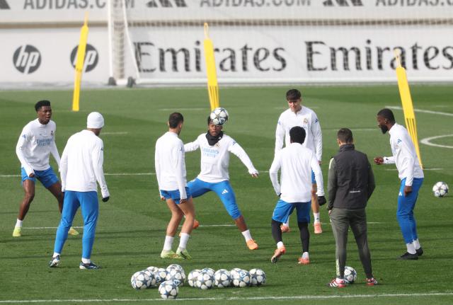 Real Madrid's Brazilian forward #09 Endrick (C) and teammates attend a training session on the eve of the UEFA Champions League league phase day 6 football match between Real Madrid CF and Manchester City at the Real Madrid Sports City of Valdebebas, near Madrid on December 9, 2025. (Photo by Pierre-Philippe MARCOU / AFP)