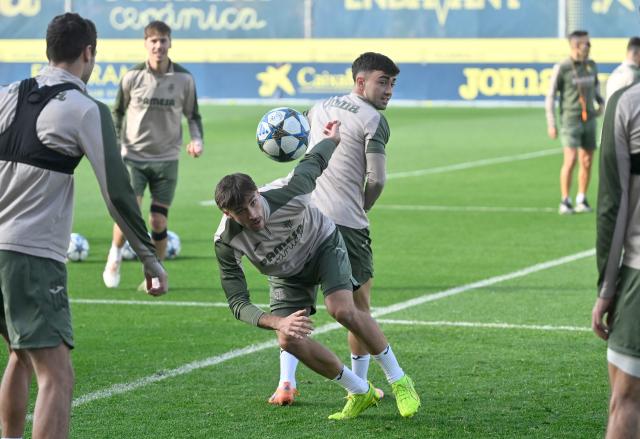 Villarreal's French forward #09 Georges Mikautadze and Villarreal's Spanish forward #20 Alberto Moleiro attend a training session on the eve of the UEFA Champions League league phase day 6 football match between Villarreal CF and FC Copenhagen at the Ciudad Deportiva Villarreal training grounds in Vila-Real on December 9, 2025. (Photo by Jose JORDAN / AFP)