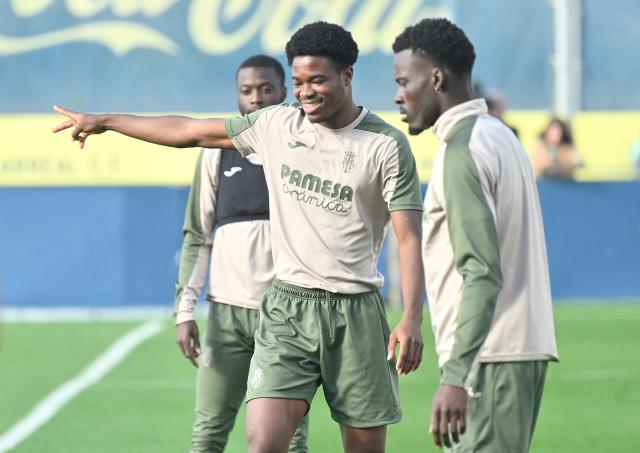 Willy Villarreal's French defender #05 Willy Kambwala and Villarreal's Canadian forward #21 Tani Oluwaseyi (R) attend a training session on the eve of the UEFA Champions League league phase day 6 football match between Villarreal CF and FC Copenhagen at the Ciudad Deportiva Villarreal training grounds in Vila-Real on December 9, 2025. (Photo by Jose JORDAN / AFP)