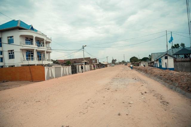 A general view of a deserted street in Uvira on December 9, 2025. Intense fighting is taking place on Tuesday in the eastern Democratic Republic of Congo (DRC), with the M23 group, supported by the Rwandan army, continuing its rapid advance towards Uvira, a strategic Congolese city located near the border with neighboring Burundi and now under threat. The anti-government armed group and the Rwandan soldiers—estimated at 6,000 to 7,000 on Congolese soil according to UN experts—were reportedly only about fifteen kilometers north of the city, home to several hundred thousand inhabitants, as of Tuesday morning, according to security and military sources cited by AFP. (Photo by AFP)