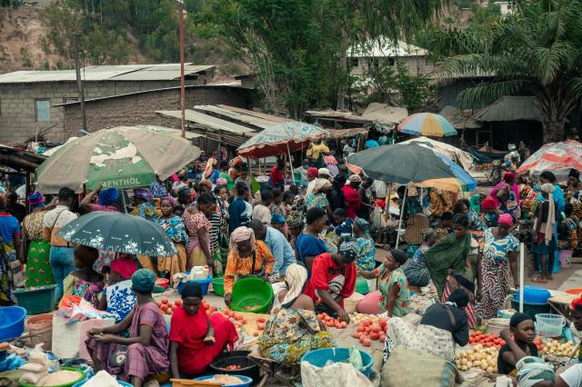 Vendors and customers crowd a market in Uvira on December 9, 2025. Intense fighting is taking place on Tuesday in the eastern Democratic Republic of Congo (DRC), with the M23 group, supported by the Rwandan army, continuing its rapid advance towards Uvira, a strategic Congolese city located near the border with neighboring Burundi and now under threat. The anti-government armed group and the Rwandan soldiers—estimated at 6,000 to 7,000 on Congolese soil according to UN experts—were reportedly only about fifteen kilometers north of the city, home to several hundred thousand inhabitants, as of Tuesday morning, according to security and military sources cited by AFP. (Photo by AFP)