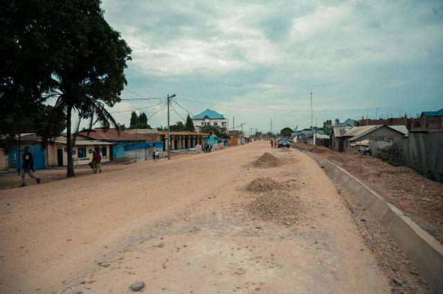 A general view of a deserted road in Uvira on December 9, 2025. Intense fighting is taking place on Tuesday in the eastern Democratic Republic of Congo (DRC), with the M23 group, supported by the Rwandan army, continuing its rapid advance towards Uvira, a strategic Congolese city located near the border with neighboring Burundi and now under threat. The anti-government armed group and the Rwandan soldiers—estimated at 6,000 to 7,000 on Congolese soil according to UN experts—were reportedly only about fifteen kilometers north of the city, home to several hundred thousand inhabitants, as of Tuesday morning, according to security and military sources cited by AFP. (Photo by AFP)