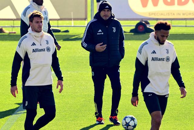 Juventus Italian coach Luciano Spalletti (C) and Juventus' English defender #06 Lloyd Kelly take part in a training session at JTC Continassa in Turin on December 9, 2025, on the eve of the UEFA Champions League 2025/26 League Phase MD6 match between Juventus and Pafos. (Photo by MARCO BERTORELLO / AFP)