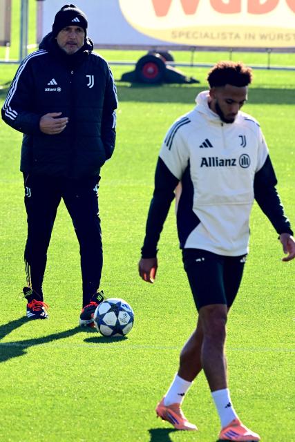 Juventus Italian coach Luciano Spalletti (C) and Juventus' English defender #06 Lloyd Kelly take part in a training session at JTC Continassa in Turin on December 9, 2025, on the eve of the UEFA Champions League 2025/26 League Phase MD6 match between Juventus and Pafos. (Photo by MARCO BERTORELLO / AFP)