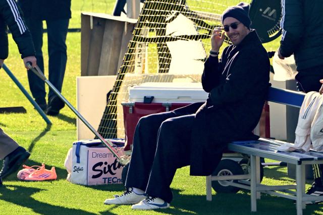 Juventus Serbian forward #9 Dusan Vlahovic sits on a bench during a training session at JTC Continassa in Turin on December 9, 2025, on the eve of the UEFA Champions League 2025/26 League Phase MD6 match between Juventus and Pafos. (Photo by MARCO BERTORELLO / AFP)