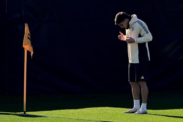 Juventus Turkish forward #10 Kenan Yildiz prays before a training session at JTC Continassa in Turin on December 9, 2025, on the eve of the UEFA Champions League 2025/26 League Phase MD6 match between Juventus and Pafos. (Photo by MARCO BERTORELLO / AFP)