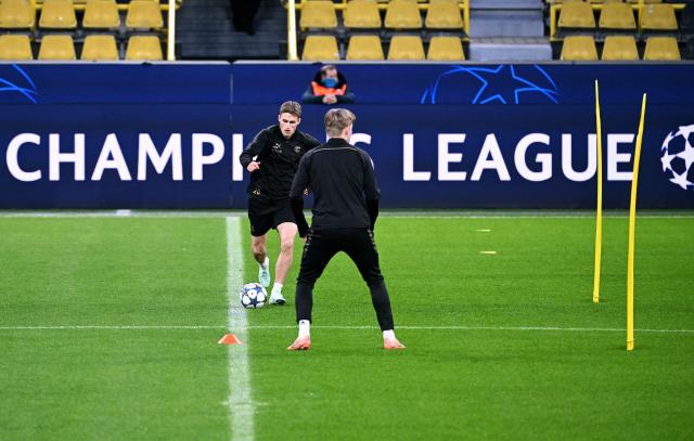 Bodoe/Glimt's Norwegian midfielder #20 Fredrik Sjovold (L) kicks the ball during a training session in Dortmund, western Germany on December 9, 2025, on the eve of the UEFA Champions League league phase day 6 football match Borussia Dortmund vs Bodoe/Glimt. (Photo by UWE KRAFT / AFP)