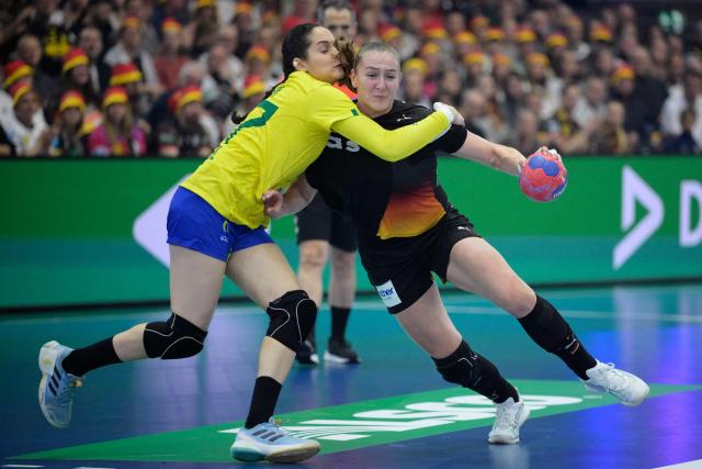 Germany's right back #77 Viola Leuchter (R) and Brazil's left back #77 Kelly De Abreu Rosa vie for the ball during the quarter final match between Germany and Brazil of the IHF Women's Handball World Championship in Dortmund, western Germany on December 9, 2025. (Photo by Sascha Schuermann / AFP)