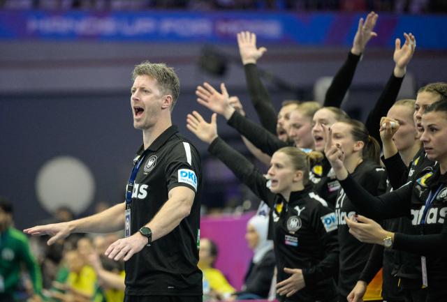 Germany's coach Markus Gaugisch and his players react during the quarter final match between Germany and Brazil of the IHF Women's Handball World Championship in Dortmund, western Germany on December 9, 2025. (Photo by Sascha Schuermann / AFP)