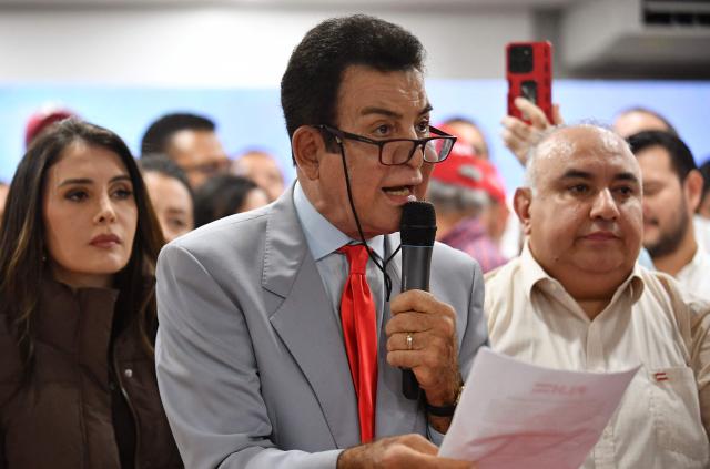 Salvador Nasralla, presidential candidate for the opposition Liberal Party, speaks during a press conference in Tegucigalpa on December 9, 2025. Nasralla made allegations of electoral corruption on December 9, 2025, after a stalled ballot count in the November 30 general election. (Photo by Orlando SIERRA / AFP)