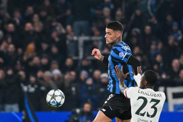 Atalanta's Italian forward #09 Gianluca Scamacca fights for the ball with Chelsea's English defender #23 Trevoh Chalobah during the UEFA Champions League league phase day 6 football match between Atalanta Bergamo and Chelsea FC at Bergamo Stadium, in Bergamo, on December 9, 2025. (Photo by Alberto PIZZOLI / AFP)