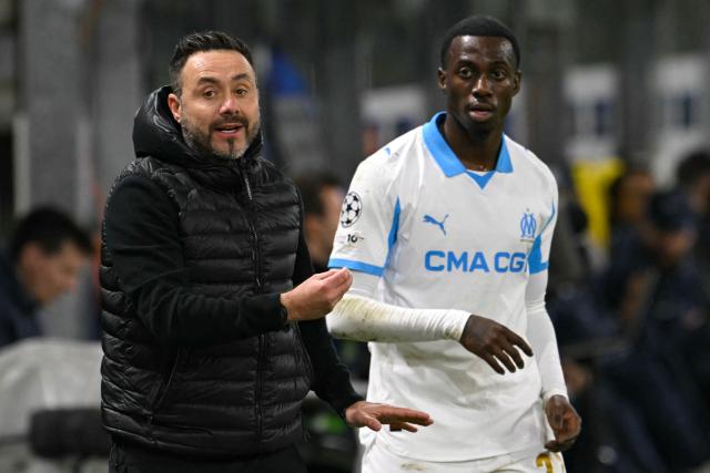 Marseille's Italian head coach Roberto De Zerbi (L) and Marseille's US forward #22 Timothy Weah look on from the sidelines during the UEFA Champions League, league phase day 6, football match between Royale Union Saint-Gilloise (BEL) and Olympique de Marseille (FRA), at the RSC Anderlecht Stadium in Brussels, on December 9, 2025. (Photo by NICOLAS TUCAT / AFP)
