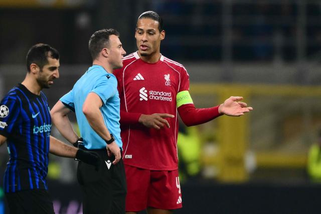 Liverpool's Dutch defender #04 Virgil van Dijk speaks with German referee Felix Zwayer at half-time during the UEFA Champions League phase day 6 football match between Inter Milan and Liverpool at San Siro stadium in Milan, on December 9, 2025. (Photo by Marco BERTORELLO / AFP)