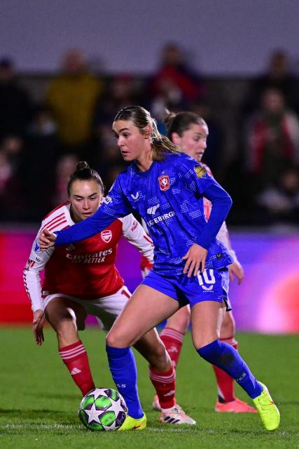 FC Twente's Dutch midfielder #10 Jill Roord looks to play a pass during the UEFA Women's Champions League, league phase football match between Arsenal and FC Twente at Meadow Park, in Borehamwood, north of London on December 9, 2025. (Photo by Ben STANSALL / AFP)