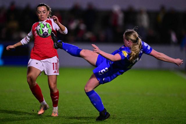 Arsenal's Irish striker #11 Katie McCabe (L) vies with FC Twente's Dutch midfielder #02 Imre van der Vegt (R) during the UEFA Women's Champions League, league phase football match between Arsenal and FC Twente at Meadow Park, in Borehamwood, north of London on December 9, 2025. (Photo by Ben STANSALL / AFP)