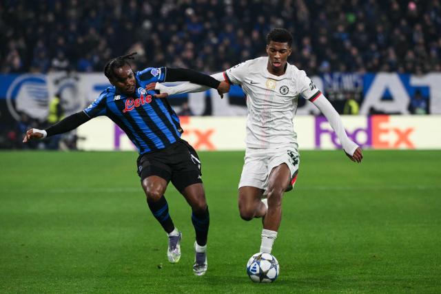 Atalanta's Nigerian forward #11 Ademola Lookman fights for the ball with Chelsea's English defender #34 Josh-Kofi Acheampong during the UEFA Champions League league phase day 6 football match between Atalanta Bergamo and Chelsea FC at Bergamo Stadium, in Bergamo, on December 9, 2025. (Photo by Alberto PIZZOLI / AFP)