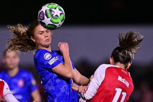 FC Twente's Dutch midfielder #19 Sophie Proost (L) vies with Arsenal's Irish striker #11 Katie McCabe (R) during the UEFA Women's Champions League, league phase football match between Arsenal and FC Twente at Meadow Park, in Borehamwood, north of London on December 9, 2025. (Photo by Ben STANSALL / AFP)