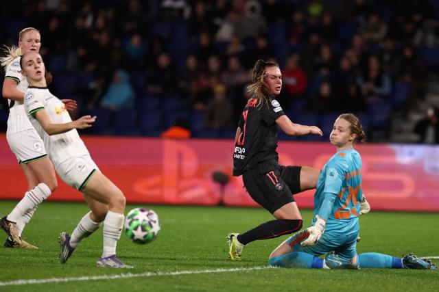 Paris Saint-Germain's Dutch forward #17 Romee Leuchter (2nd R) fights for the ball with OH Louvain's Belgian goalkeeper #29 Lowiese Seynhaeve (R) during the UEFA Women's Champions League first round day five football match between Paris Saint-Germain and OH Louvain at the Parc des Princes in Paris on December 9, 2025. (Photo by FRANCK FIFE / AFP)
