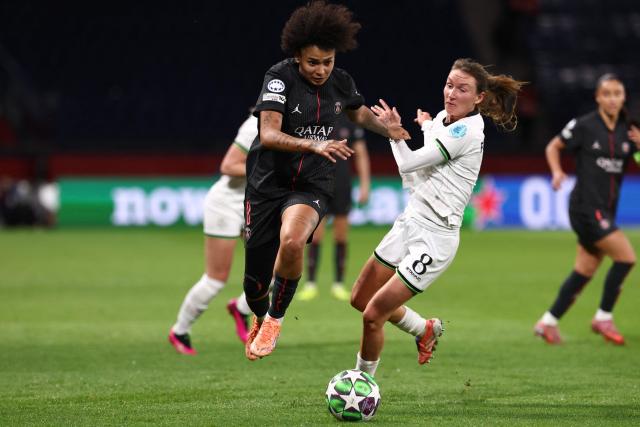 Paris Saint-Germain's Brazilian midfielder #08 Yaya (L) fights for the ball with OH Louvain's Hungarian midfielder #08 Sara Pusztai (R) during the UEFA Women's Champions League first round day five football match between Paris Saint-Germain and OH Louvain at the Parc des Princes in Paris on December 9, 2025. (Photo by FRANCK FIFE / AFP)