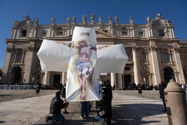 Pilgrims from the island of Ventotene carry an inflatable crucifix to St. Peter's Square at the end the weekly general audience in the Vatican on December 10, 2025. (Photo by TIZIANA FABI / AFP)