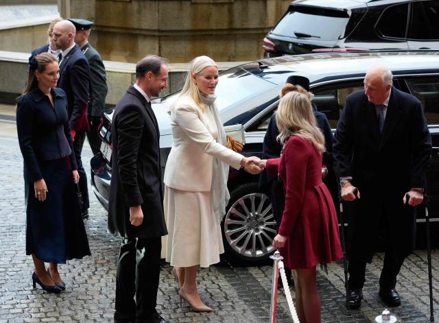 (R-L) Norway's King Harald, Queen Sonja, Crown Princess Mette-Marit  Crown Prince Haakon and Princess Ingrid Alexandra are greeted by Oslo Mayor Anne Lindboe as they arrive at Oslo City Hall to attend the 2025 Nobel Peace Prize ceremony, on December 10, 2025 in Oslo, Norway. The 2025 Nobel Peace Prize was awarded to Maria Corina Machado for her efforts to bring democracy to Venezuela, challenging the iron-fisted rule of Venezuelan President Nicolas Maduro, who has been president since 2013. (Photo by Gorm Kallestad / NTB / AFP) / Norway OUT
