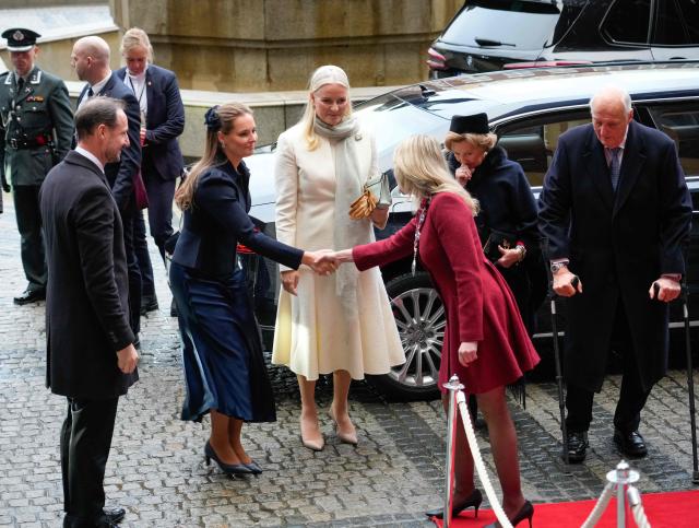 (R-L) Norway's King Harald, Queen Sonja, Crown Princess Mette-Marit, Princess Ingrid Alexandra and Crown Prince Haakon are greeted by Oslo Mayor Anne Lindboe as they arrive at Oslo City Hall to attend the 2025 Nobel Peace Prize ceremony, on December 10, 2025 in Oslo, Norway. The 2025 Nobel Peace Prize was awarded to Maria Corina Machado for her efforts to bring democracy to Venezuela, challenging the iron-fisted rule of Venezuelan President Nicolas Maduro, who has been president since 2013. (Photo by Gorm Kallestad / NTB / AFP) / Norway OUT