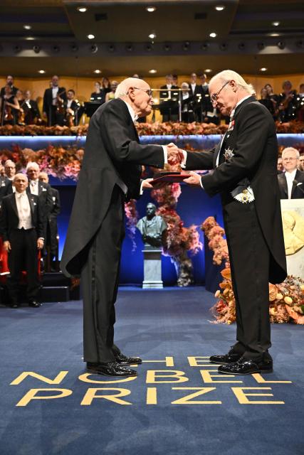 King Carl XVI Gustaf of Sweden (R) hands over the award Nobel Prize in Chemistry 2025 laureate British-Australian chemist Richard Robson during the award ceremony on December 10, 2025 in Stockholm, Sweden. The laureates received their prizes at formal ceremonies in Stockholm and Oslo on December 10. That date is the anniversary of the death in 1896 of scientist Alfred Nobel, who created the prizes in his will. (Photo by Henrik Montgomery/TT / TT NEWS AGENCY / AFP) / Sweden OUT