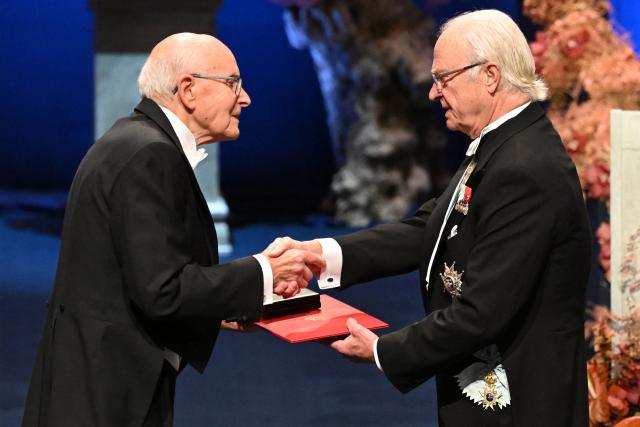 King Carl XVI Gustaf of Sweden (R) hands over the award Nobel Prize in Chemistry 2025 laureate British-Australian chemist Richard Robson poses with his award during the award ceremony on December 10, 2025 in Stockholm, Sweden. The laureates received their prizes at formal ceremonies in Stockholm and Oslo on December 10. That date is the anniversary of the death in 1896 of scientist Alfred Nobel, who created the prizes in his will. (Photo by Jonathan Nackstrand / AFP)