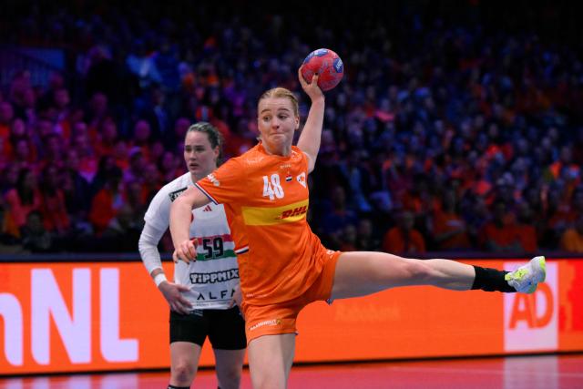 Netherlands' right back #48 Dione Housheer (R) shoots during the quarter finals match between the Netherlands and Hungary of the IHF Women's Handball World Championship in Rotterdam Ahoy, in Rotterdam on December 10, 2025. (Photo by JOHN THYS / AFP)