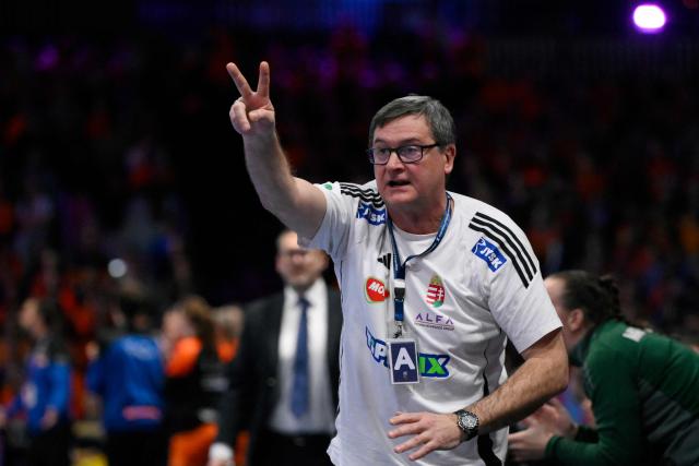 Hungary's coach Vlagyimir Golovin gives instructions to his players during the quarter finals match between the Netherlands and Hungary of the IHF Women's Handball World Championship in Rotterdam Ahoy, in Rotterdam on December 10, 2025. (Photo by JOHN THYS / AFP)