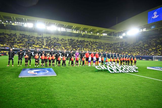Teams' players pose prior the UEFA Champions League league phase day 6 football match between Villarreal CF and FC Copenhagen at La Ceramica Stadium in Vila-real on December 10, 2025. (Photo by Jose JORDAN / AFP)
