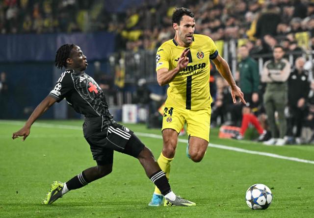 Villarreal's Spanish defender #24 Alfonso Pedraza fights for the ball with FC Copenhagen's French defender #22 Yoram Zague during the UEFA Champions League league phase day 6 football match between Villarreal CF and FC Copenhagen at La Ceramica Stadium in Vila-real on December 10, 2025. (Photo by JOSE JORDAN / AFP)