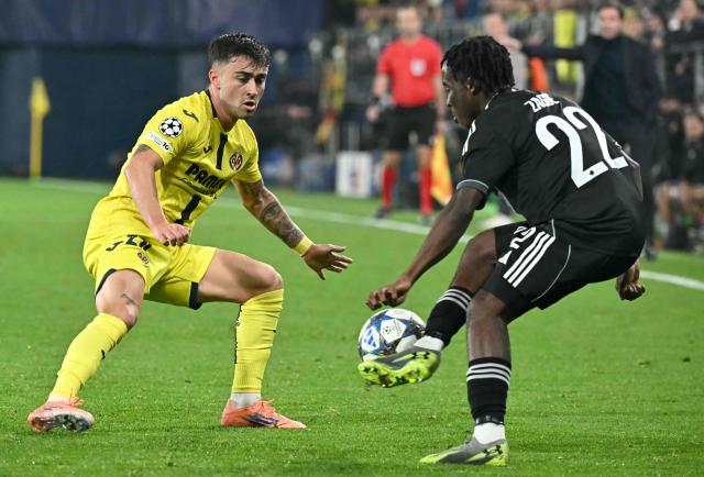 Villarreal's Spanish forward #20 Alberto Moleiro fights for the ball with FC Copenhagen's French defender #22 Yoram Zague during the UEFA Champions League league phase day 6 football match between Villarreal CF and FC Copenhagen at La Ceramica Stadium in Vila-real on December 10, 2025. (Photo by JOSE JORDAN / AFP)