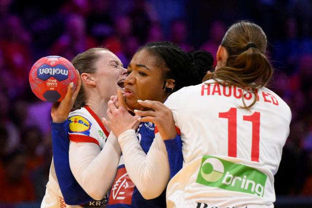France's pivot #26 Pauletta Foppa (C) is challenged by Denmark's left back #08 Anne Mette Hansen (L) during the quarter finals match between Denmark and France of the IHF Women's Handball World Championship in Rotterdam Ahoy, in Rotterdam on December 10, 2025. haugsted 26 (Photo by JOHN THYS / AFP)