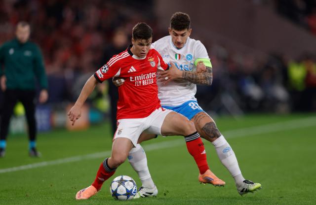 Benfica's Swedish defender #26 Samuel Dahl and Napoli's Italian defender #22 Giovanni Di Lorenzo fight for the ball during the UEFA Champions League league phase day 6 football match between SL Benfica and Napoli at Estadio da Luz in Lisbon on December 10, 2025. (Photo by FILIPE AMORIM / AFP)
