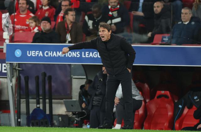 Napoli's Italian coach Antonio Conte gestures during the UEFA Champions League league phase day 6 football match between SL Benfica and Napoli at Estadio da Luz in Lisbon on December 10, 2025. (Photo by PATRICIA DE MELO MOREIRA / AFP)