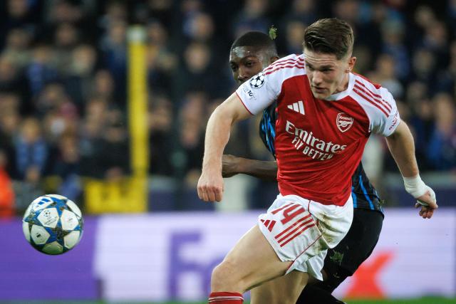 EDITORS NOTE: Graphic content / Arsenal's Swedish forward #14 Viktor Gyokeres fights for the ball with Club's Joel Ordonez Arsenal's during the UEFA football match between Club Brugge KV and goal Arsenal F.C in Brugge on December 10, 2025. (Photo by KURT DESPLENTER / Belga / AFP) / Belgium OUT