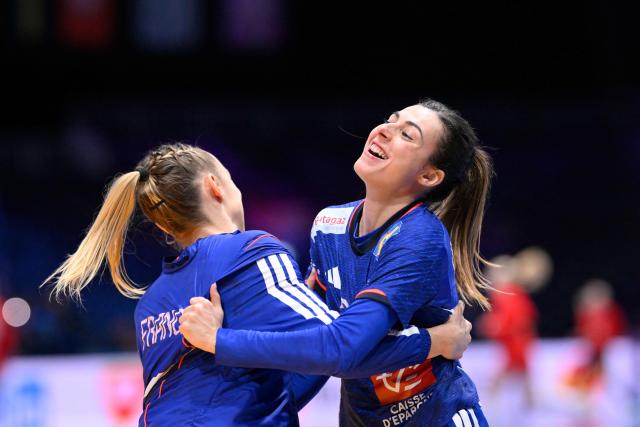 France's right wing #28 Lucie Granier (R) celebrates after scoring during the quarter finals match between Denmark and France of the IHF Women's Handball World Championship in Rotterdam Ahoy, in Rotterdam on December 10, 2025. (Photo by JOHN THYS / AFP)